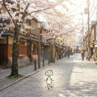 桜並木が続く伝統的な日本の街並みの通りを、小さなキャラクターが楽しそうに散歩している。実写とキャラを合わせた温かみのあるAIイラスト。