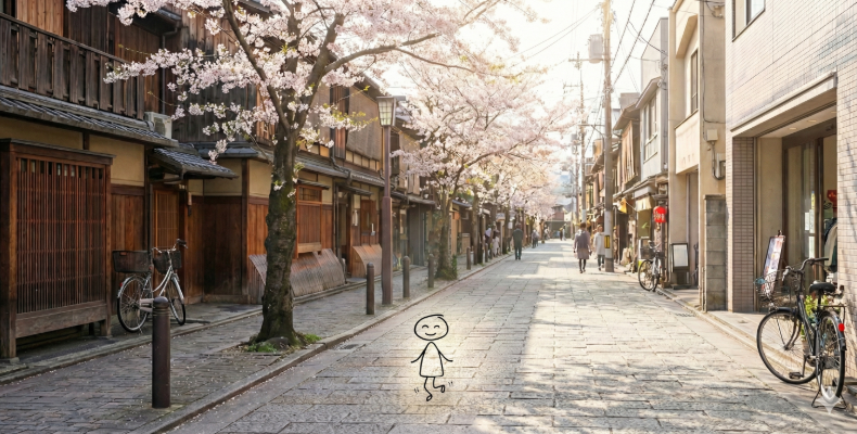 桜並木が続く伝統的な日本の街並みの通りを、小さなキャラクターが楽しそうに散歩している。実写とキャラを合わせた温かみのあるAIイラスト。